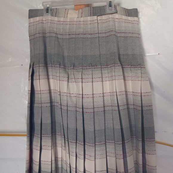 Pleated/Reversible Skirt - Picture 3 of 9